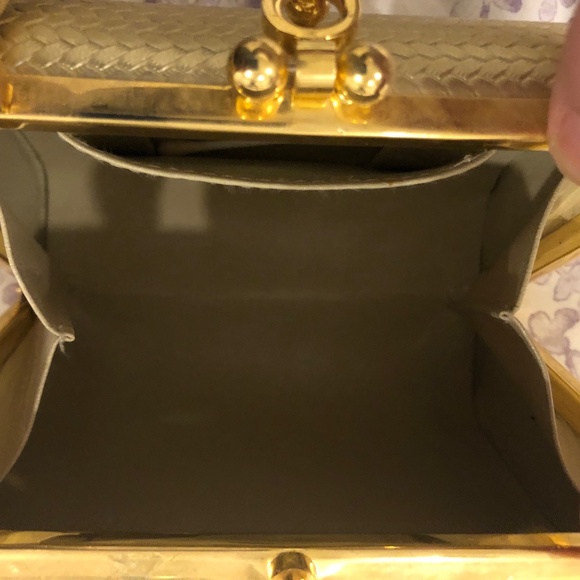 Gold fancy clutch purse - Picture 3 of 3